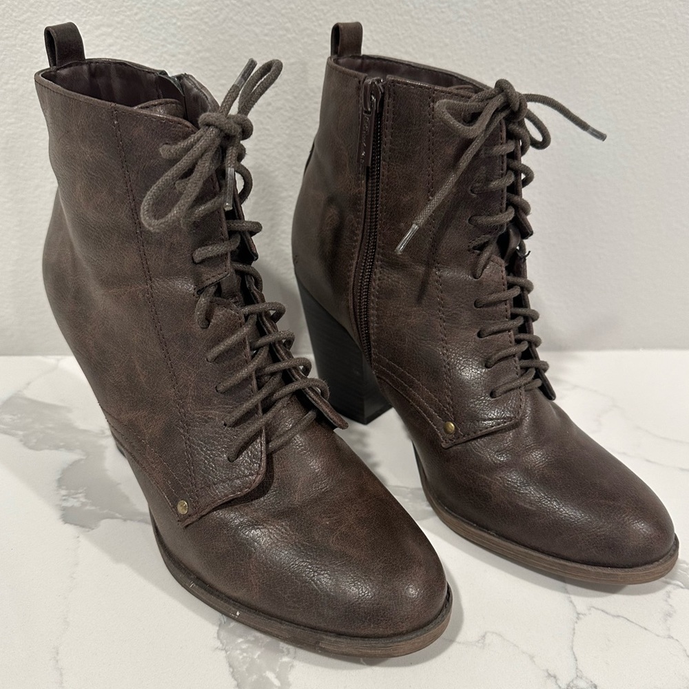 Breckelle’s Lace Up Heeled Boots